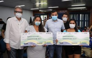 Imagem da notícia - Governador Wilson Lima acompanha pagamento de indenizações para beneficiários do Prosamim.