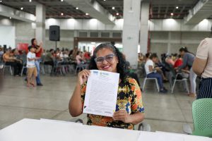 Imagem da notícia - “Meu coração está explodindo de felicidade” diz moradora do Viver Melhor 1 ao receber título definitivo de imóvel.